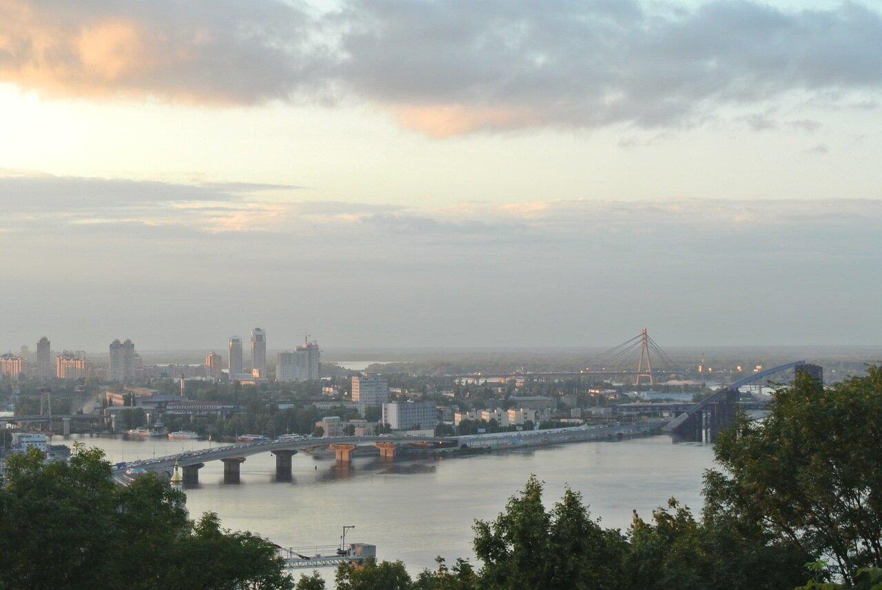 Vista de uma cidade coberta de névoa