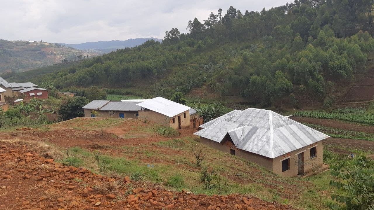 Campo aberto com céu nublado