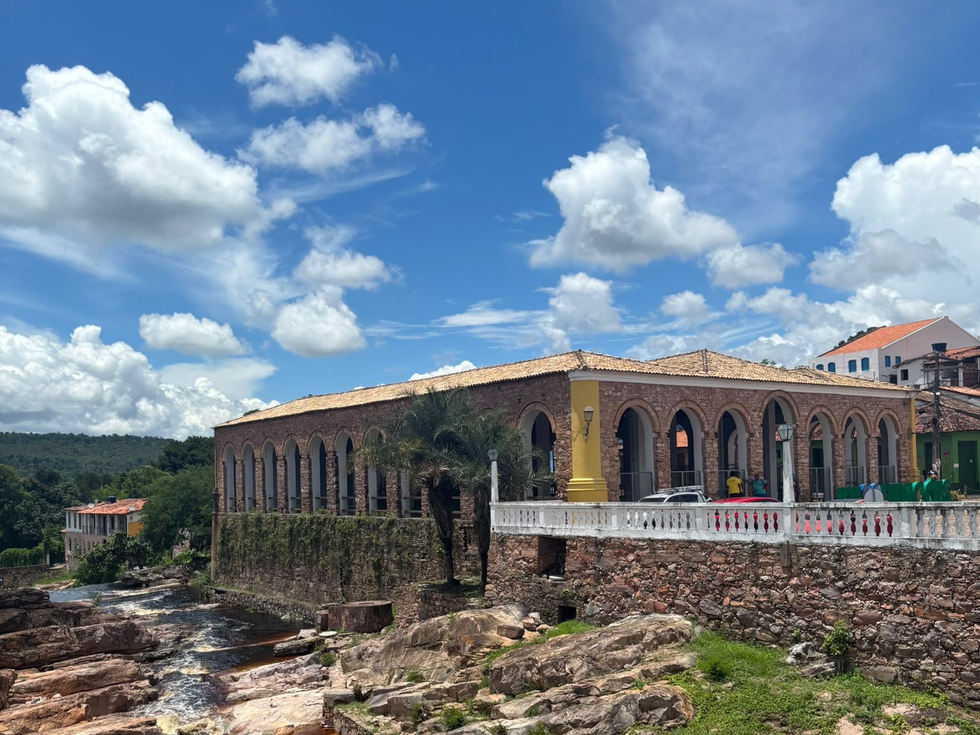 Foto de cachoeira na Chapada Diamantina, Lençóis, Brasil, com vegetação tropical ao redor